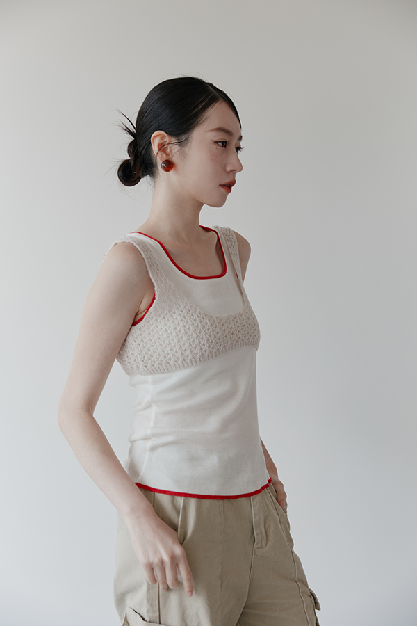 MOSDRESS 鏤空針織短版背心 側身穿著輪廓