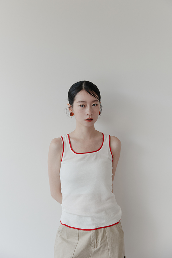 MOSDRESS 撞色滾邊針織背心 側身穿著輪廓