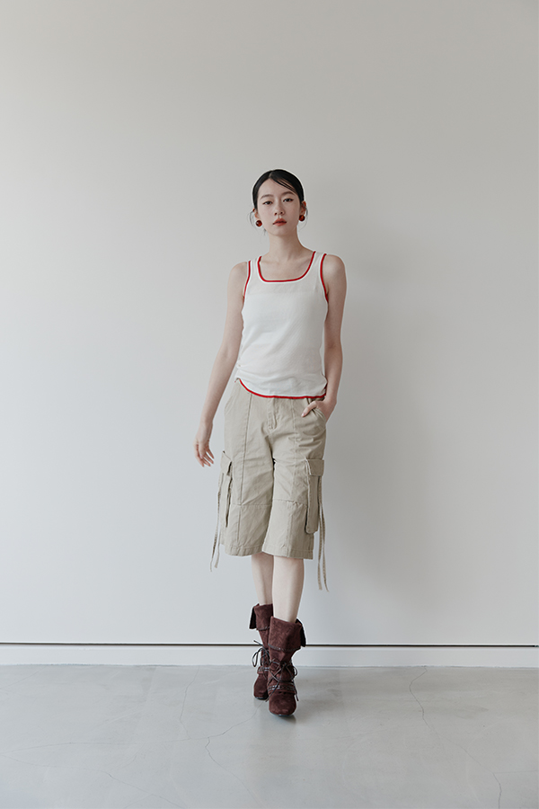 MOSDRESS 撞色滾邊針織背心 背面穿著展示