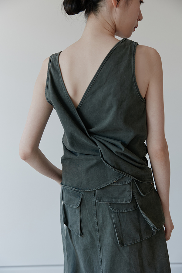 MOSDRESS 水洗感牛仔綁帶背心 背面穿著展示