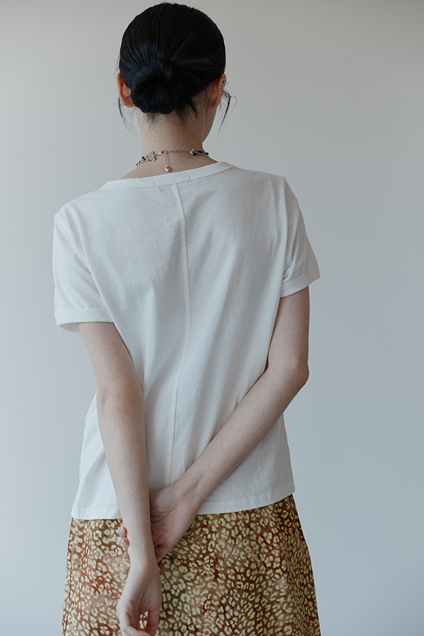 MOSDRESS 字母印花短袖上衣 背面穿著展示