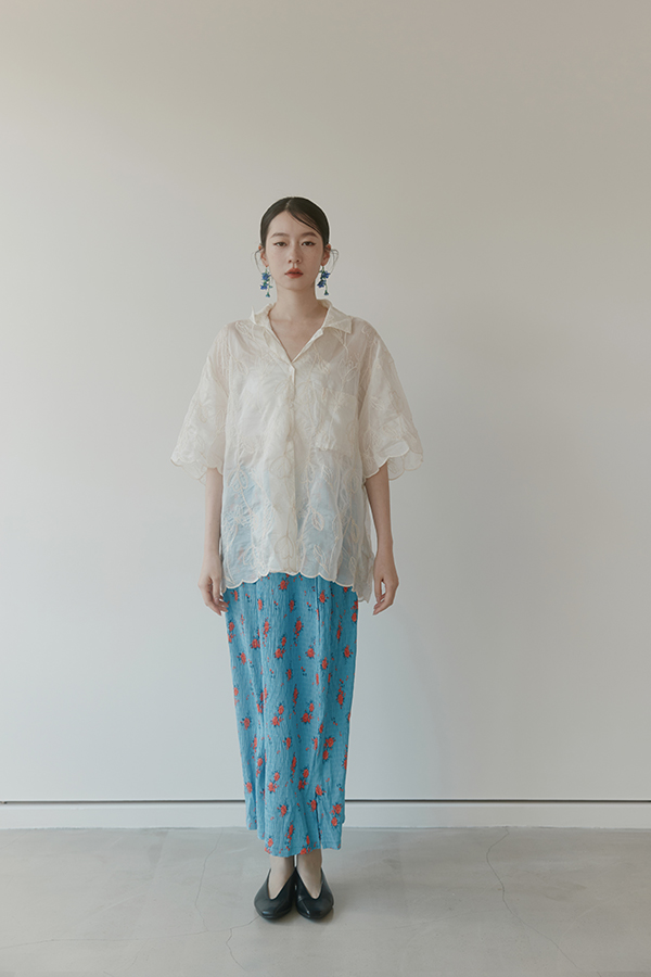 MOSDRESS 刺繡花朵短袖襯衫 整體實穿造型