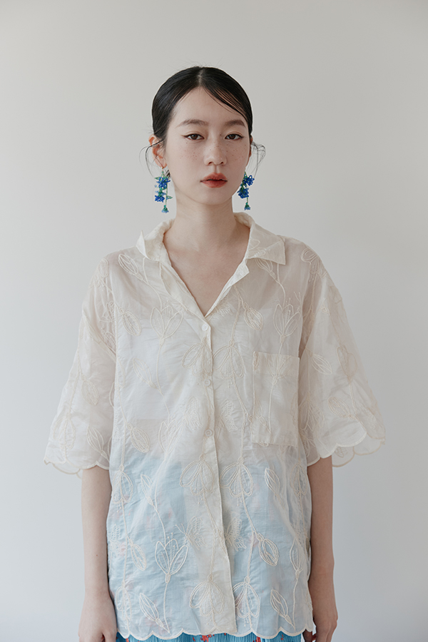 MOSDRESS 刺繡花朵短袖襯衫 版型近拍細節