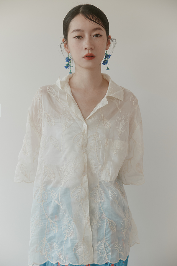 MOSDRESS 刺繡花朵短袖襯衫 側身穿著輪廓