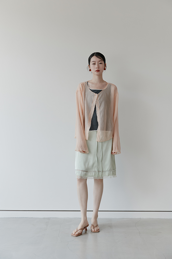 MOSDRESS 排釦輕薄罩衫 背面穿著展示