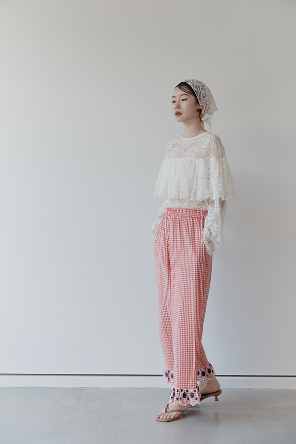 MOSDRESS 披肩感蕾絲上衣 側身穿著輪廓