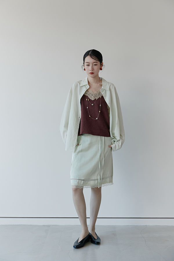 MOSDRESS 翻領寬鬆襯衫 側身穿著輪廓