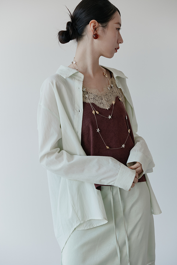 MOSDRESS 翻領寬鬆襯衫 背面穿著展示