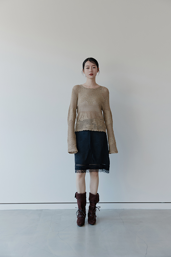 MOSDRESS 蕾絲滾邊緞面半身裙 設計細節近拍