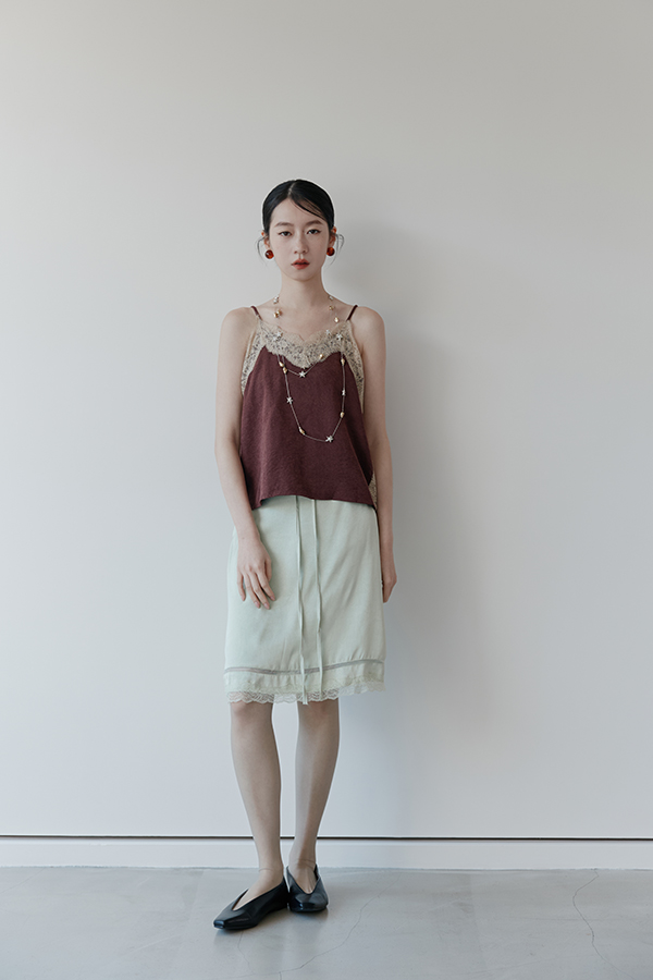 MOSDRESS 蕾絲滾邊緞面半身裙 版型近拍細節