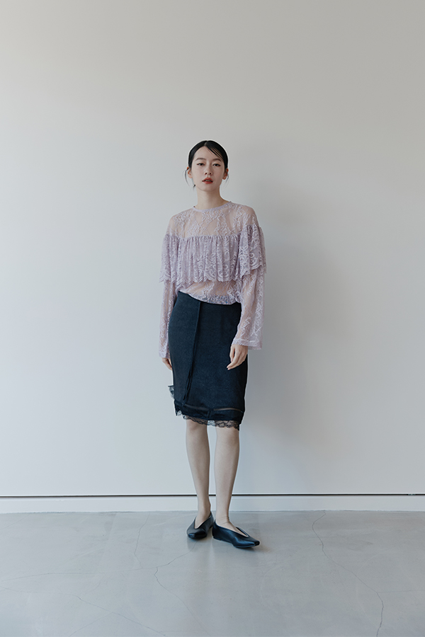 MOSDRESS 蕾絲滾邊緞面半身裙 穿著細節展示