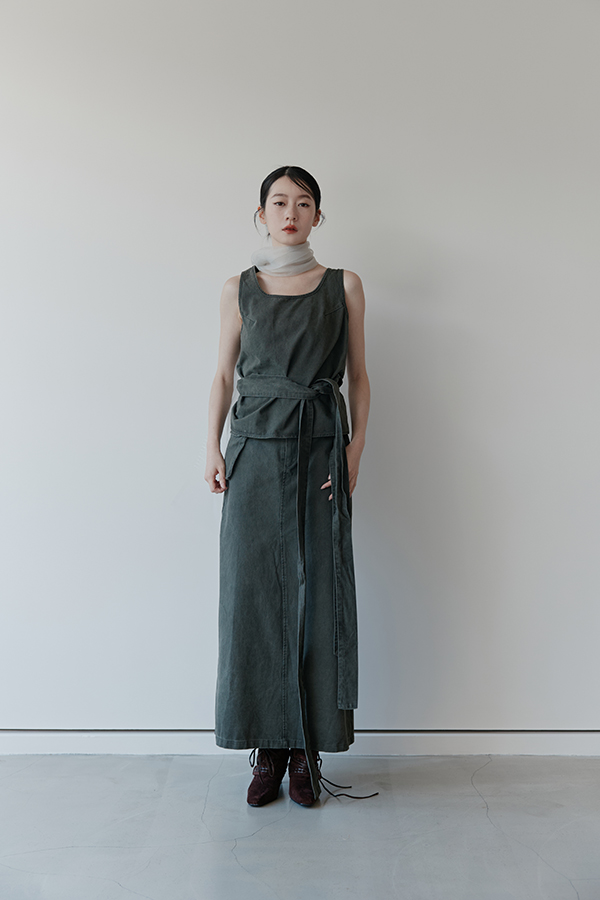 MOSDRESS 水洗牛仔綁帶 A 字裙 背面穿著展示