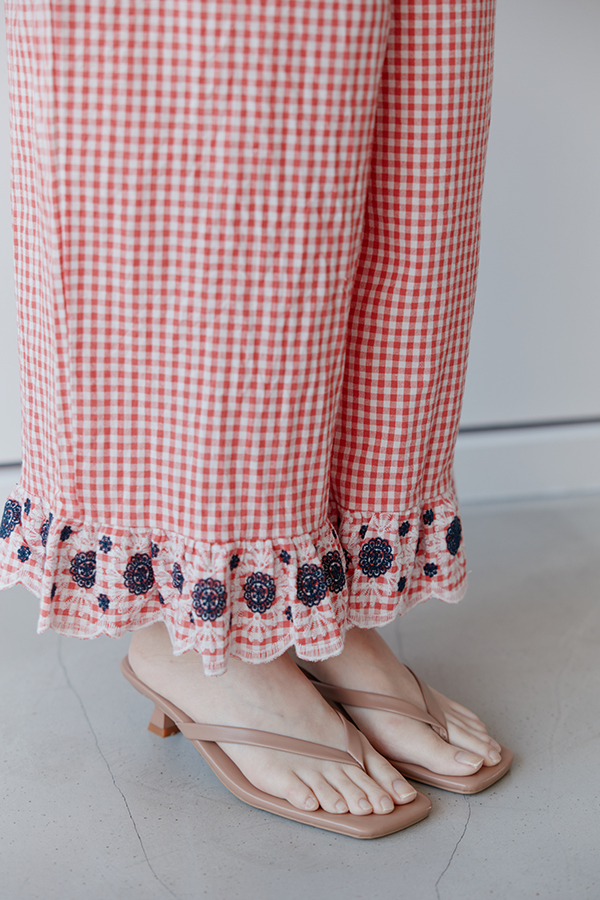 MOSDRESS 小花刺繡格紋寬褲 側身穿著輪廓