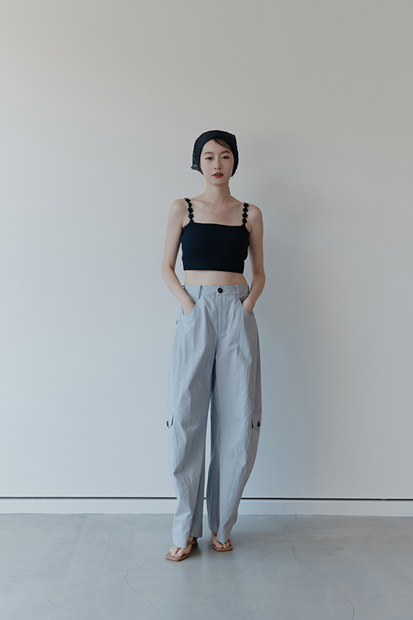 MOSDRESS 大口袋繭型工裝褲 背面穿著展示