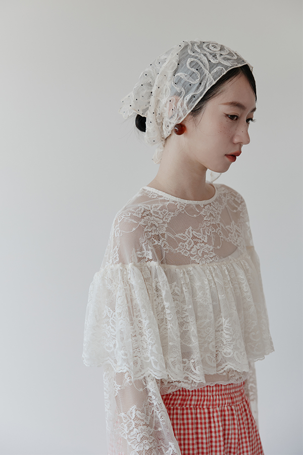 MOSDRESS 波點立體蕾絲三角巾 立體蕾絲配戴近拍