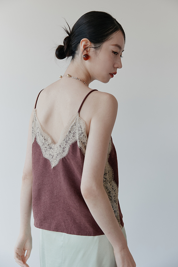 MOSDRESS 琥珀圓珠耳針 圓珠耳針配戴近拍
