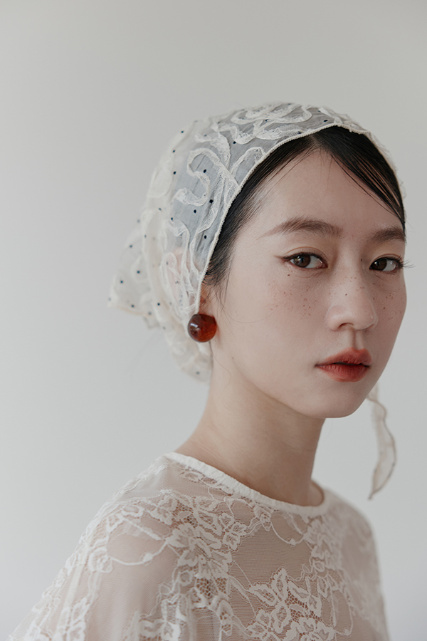 MOSDRESS 琥珀圓珠耳針 臉部側面配戴