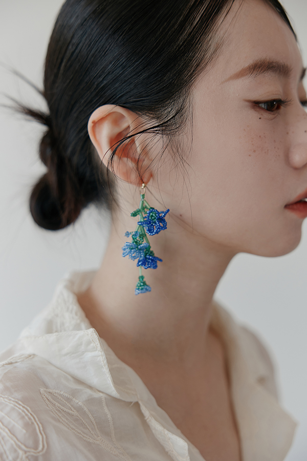 MOSDRESS 藍花串珠垂墜耳針 藍花垂墜耳針近拍