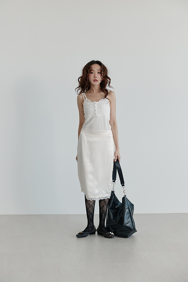 MOSDRESS 蕾絲排釦細肩 Bra Top 側身穿著輪廓