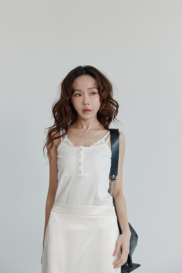 MOSDRESS 蕾絲排釦細肩 Bra Top 背面穿著展示