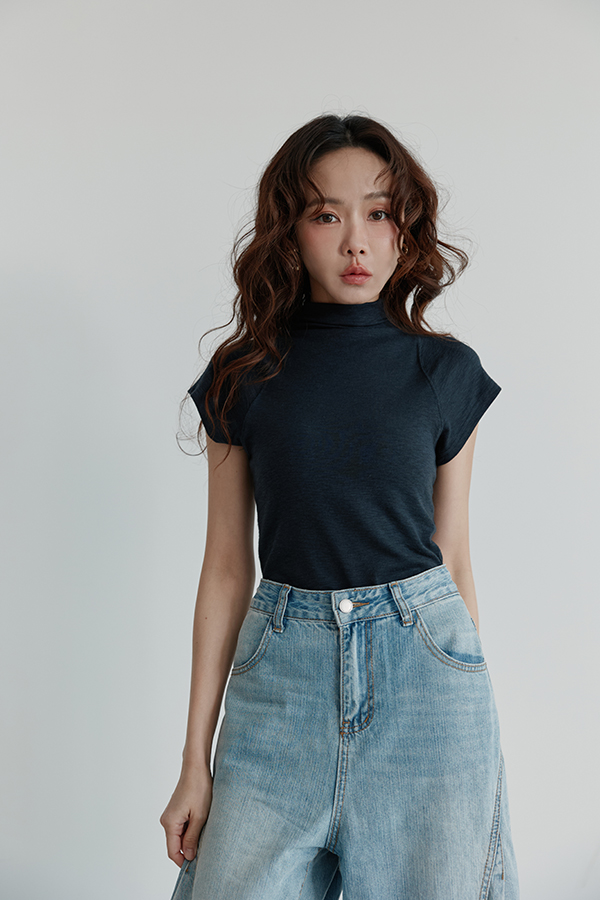 MOSDRESS 素色小高領短袖上衣 造型層次近拍