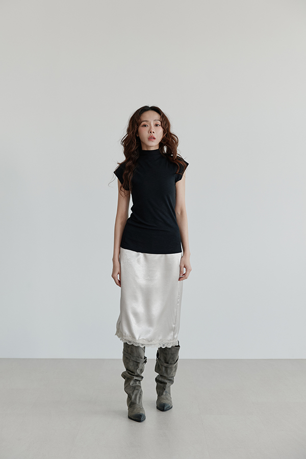 MOSDRESS 素色小高領短袖上衣 商品穿搭展示