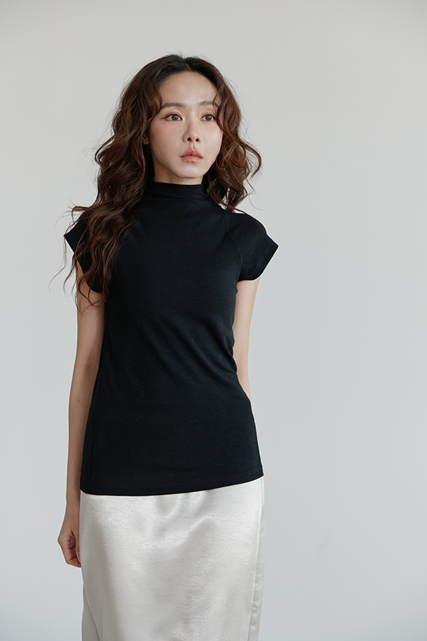 MOSDRESS 素色小高領短袖上衣 上身或下身細節