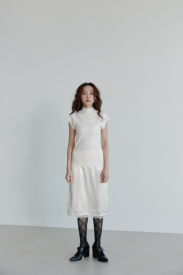 MOSDRESS 素色小高領短袖上衣 背面穿著展示