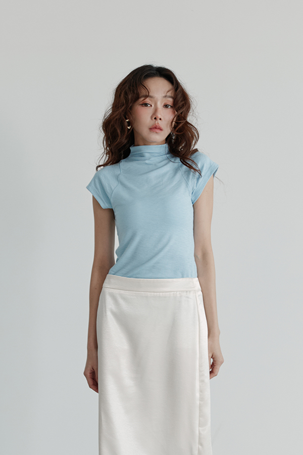 MOSDRESS 素色小高領短袖上衣 穿著細節近拍
