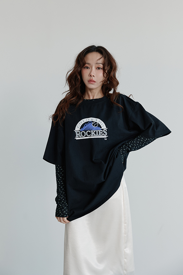 MOSDRESS 山脈字母寬鬆短袖上衣 日常搭配造型