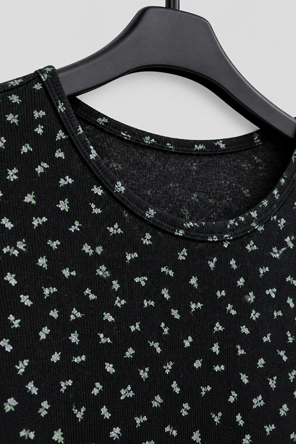 MOSDRESS 小碎花圓領長袖上衣 2色 領口與布料細節平拍