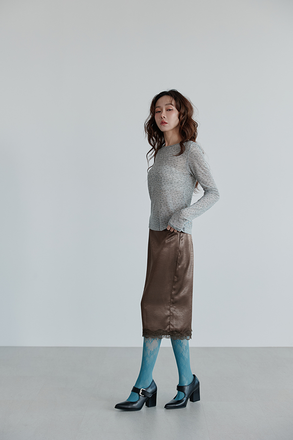 MOSDRESS 小碎花圓領長袖上衣 側身穿著輪廓