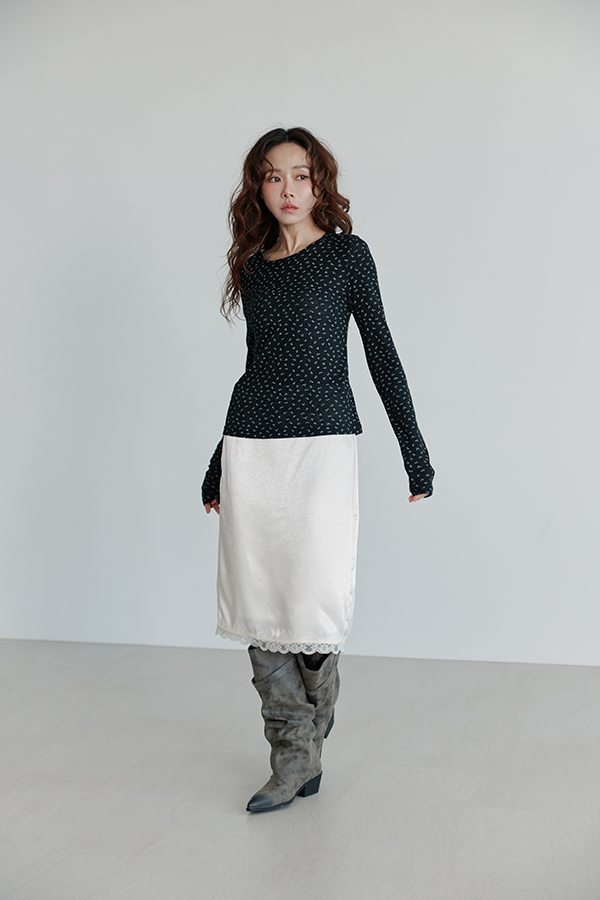MOSDRESS 小碎花圓領長袖上衣 背面穿著展示