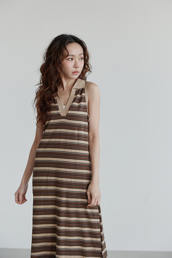 MOSDRESS 翻領條紋無袖長洋裝 側身穿著輪廓