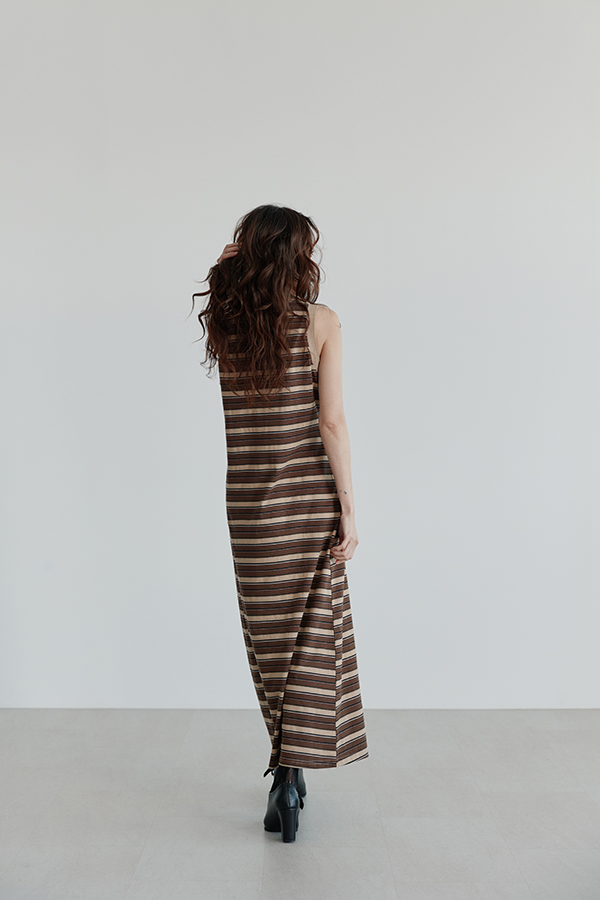 MOSDRESS 翻領條紋無袖長洋裝 背面穿著展示