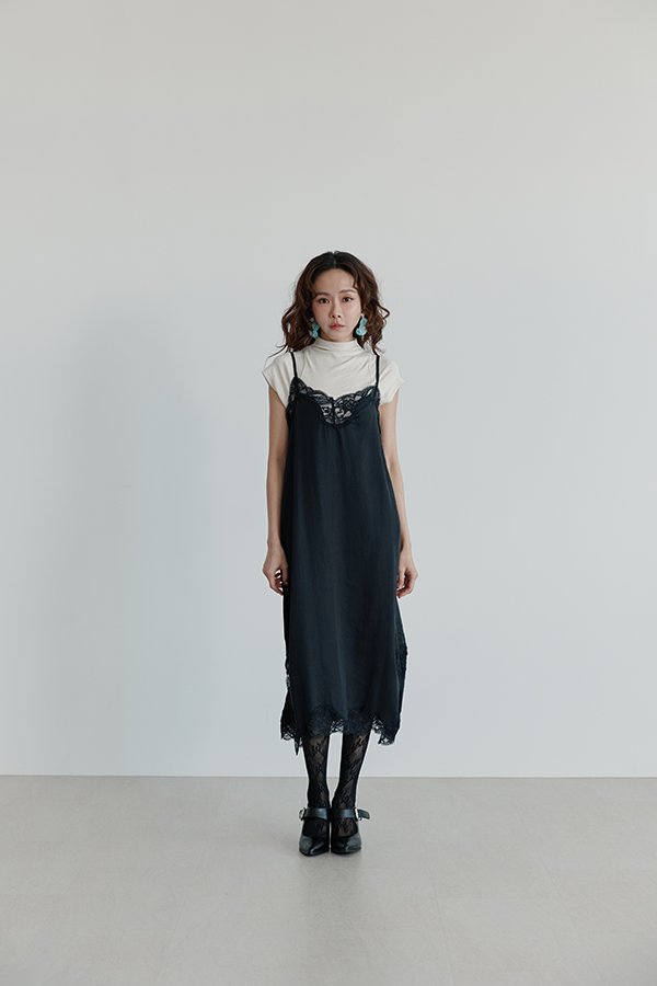 MOSDRESS 天絲蕾絲緞面細肩洋裝 造型層次近拍