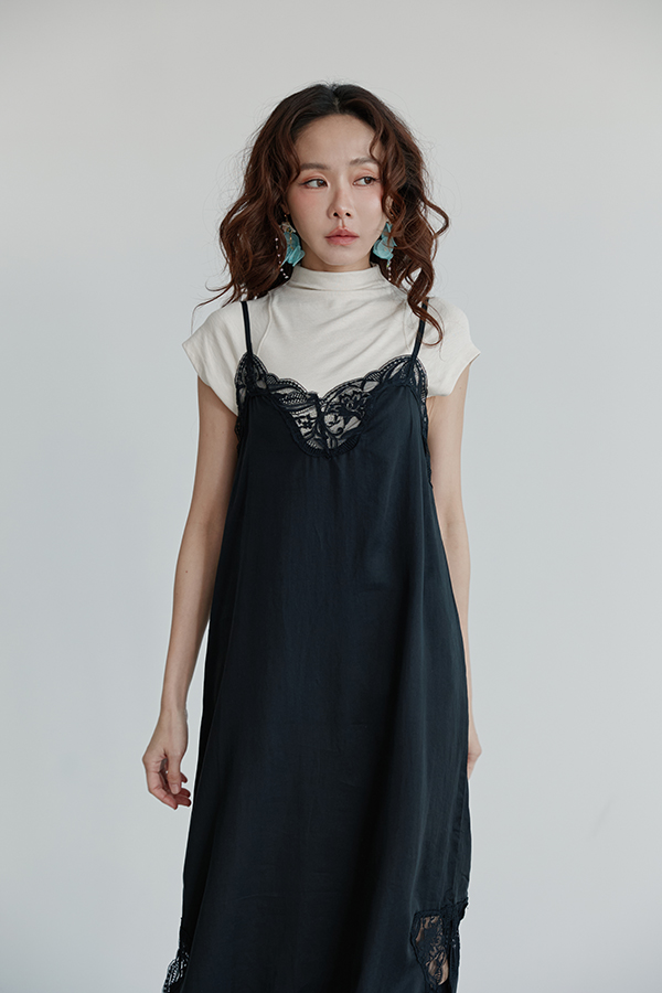 MOSDRESS 100%天絲蕾絲緞面細肩洋裝 整體穿搭輪廓
