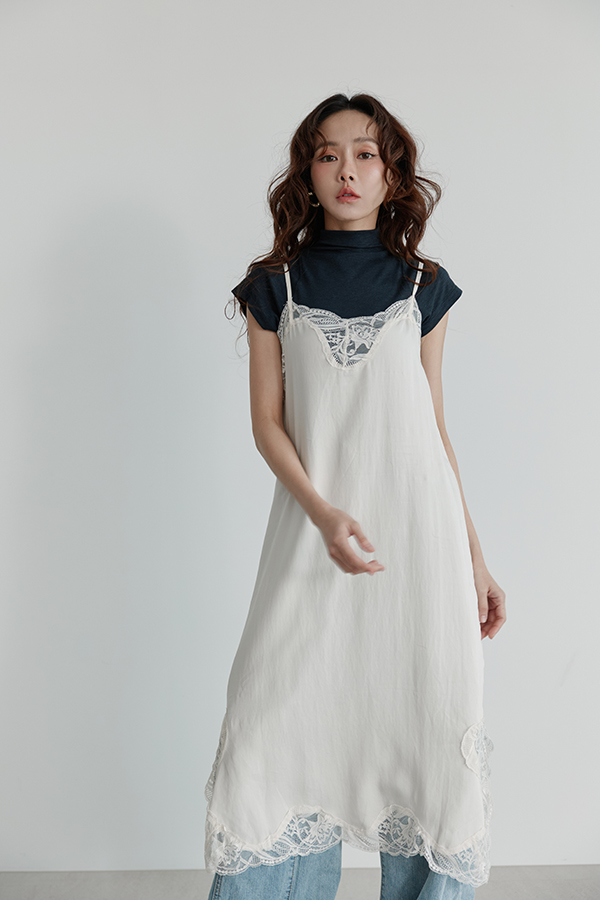 MOSDRESS 天絲蕾絲緞面細肩洋裝 正面版型展示