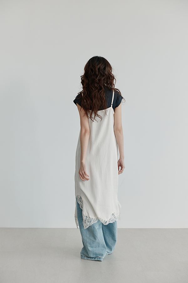 MOSDRESS 天絲蕾絲緞面細肩洋裝 側身穿著輪廓