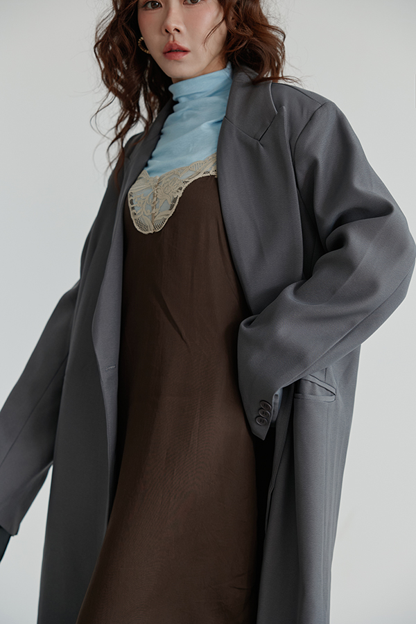 MOSDRESS 寬肩長版西裝外套 側身穿著輪廓