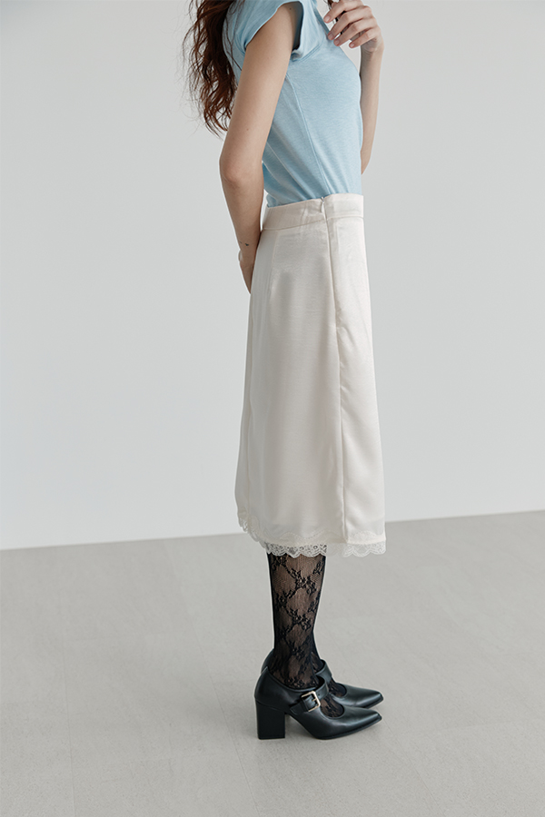 MOSDRESS 蕾絲滾邊緞面半身裙 側身穿著輪廓