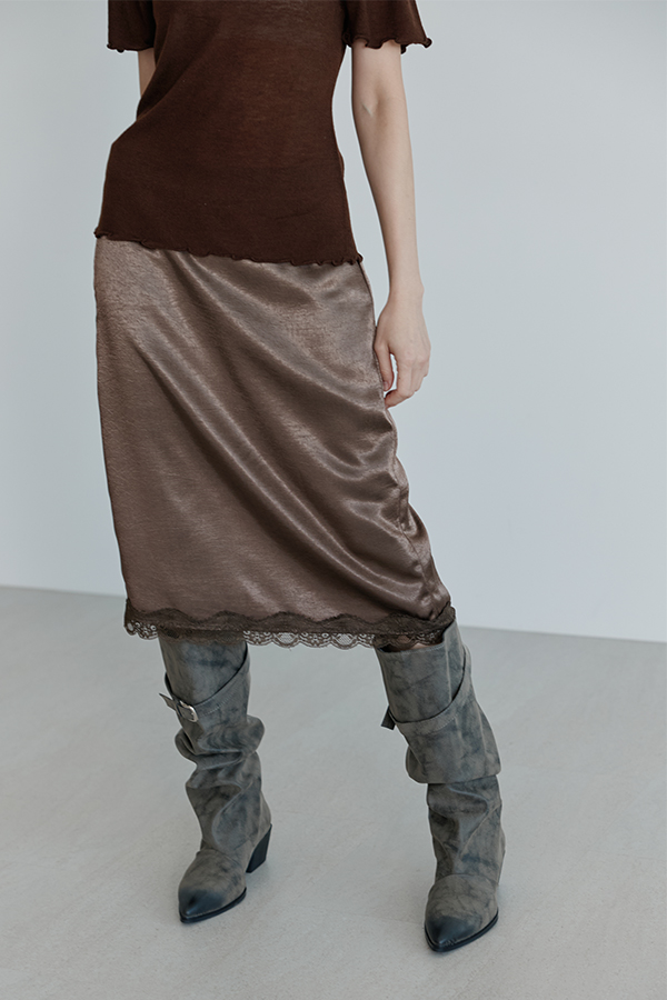 MOSDRESS 蕾絲滾邊緞面半身裙 局部設計展示