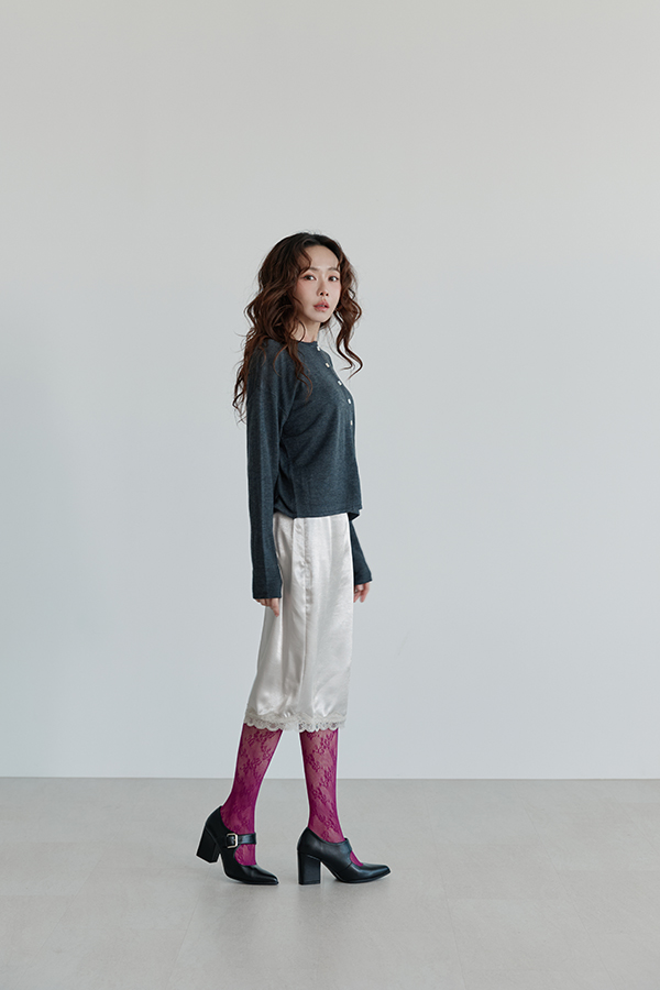 MOSDRESS 蕾絲花朵膝襪 膝襪側面穿著展示