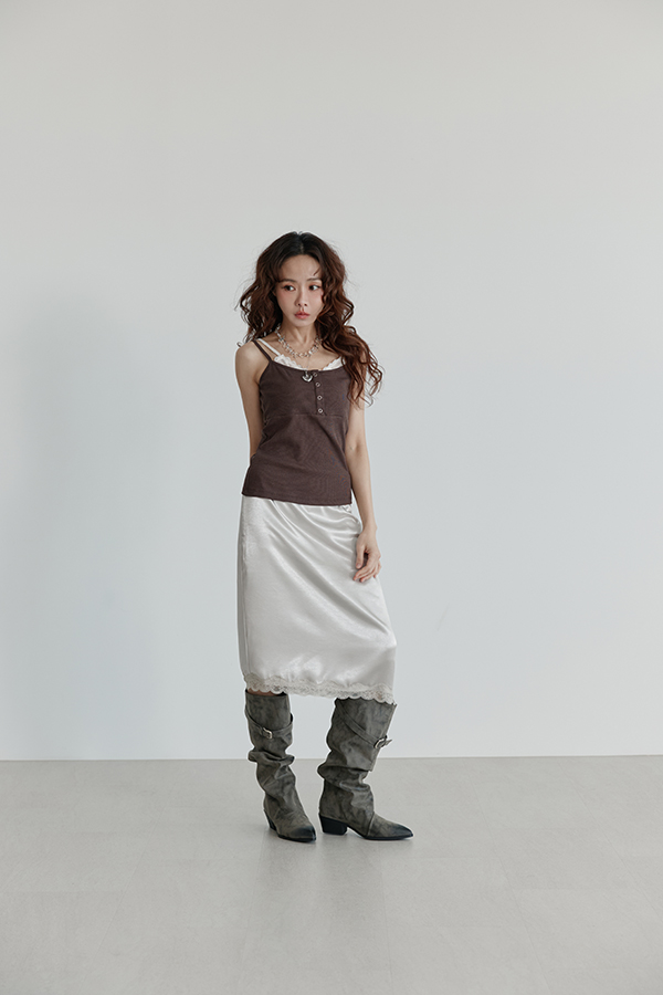 MOSDRESS 麂皮感抓皺鈕帶中筒靴 中筒靴正面展示