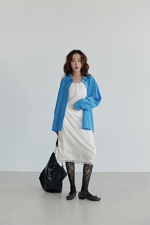 MOSDRESS 簡約大容量肩背包 包款側身穿著