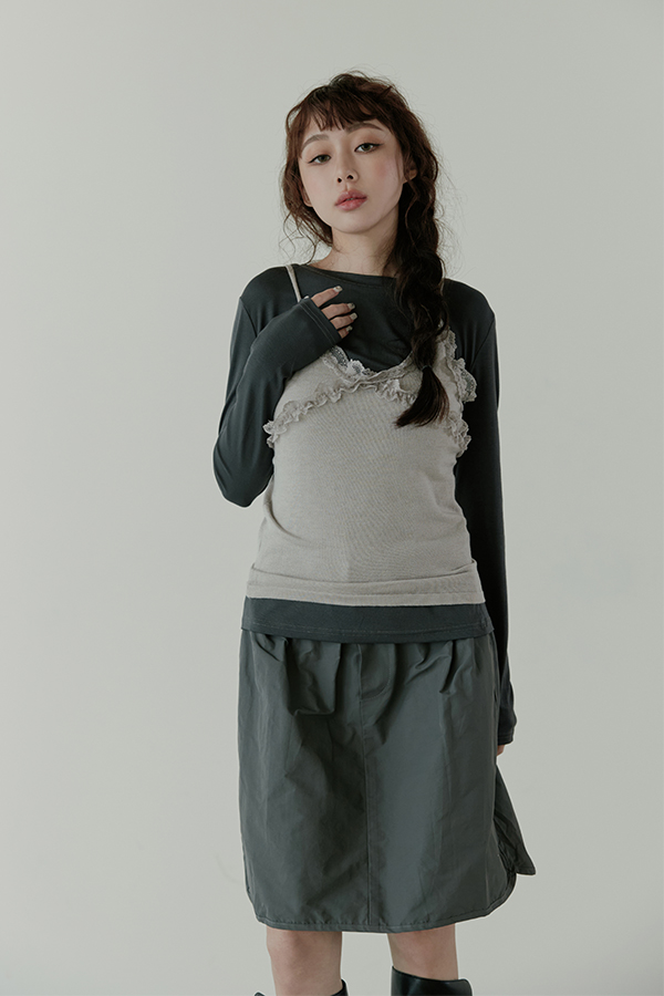 MOSDRESS 螺紋蕾絲細肩背心 淺灰色 蕾絲背心疊穿正面造型