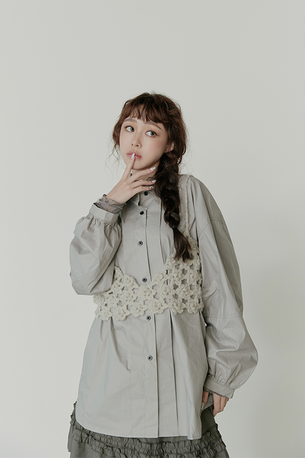 MOSDRESS 立體花朵鉤織細肩背心 淺卡其色 短版鉤織上身近拍