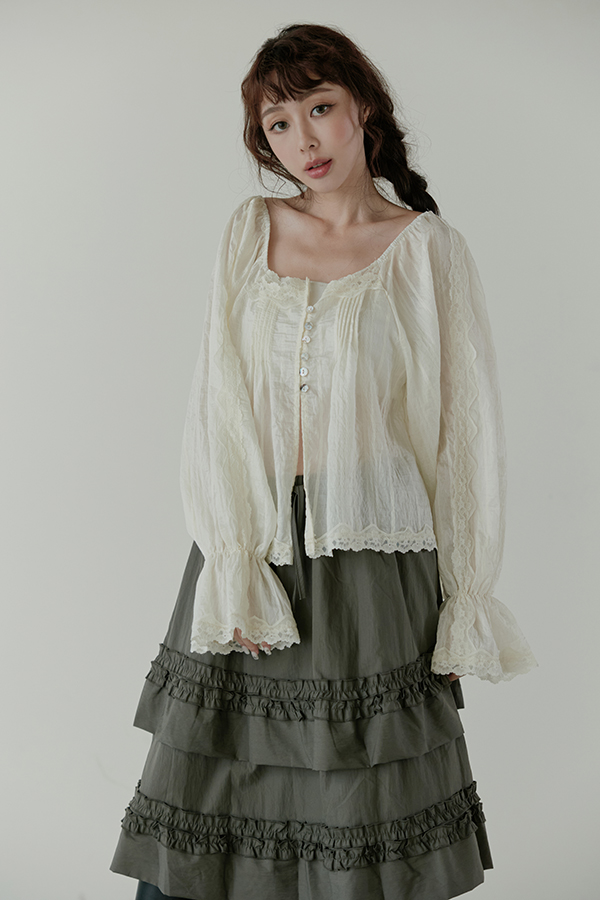 MOSDRESS 緞面蕾絲澎袖上衣 米杏色 前排釦和澎袖近拍