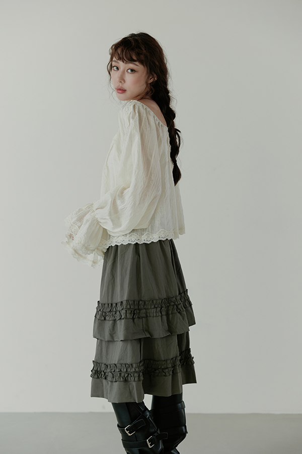 MOSDRESS 緞面蕾絲澎袖上衣 米杏上衣側身輪廓