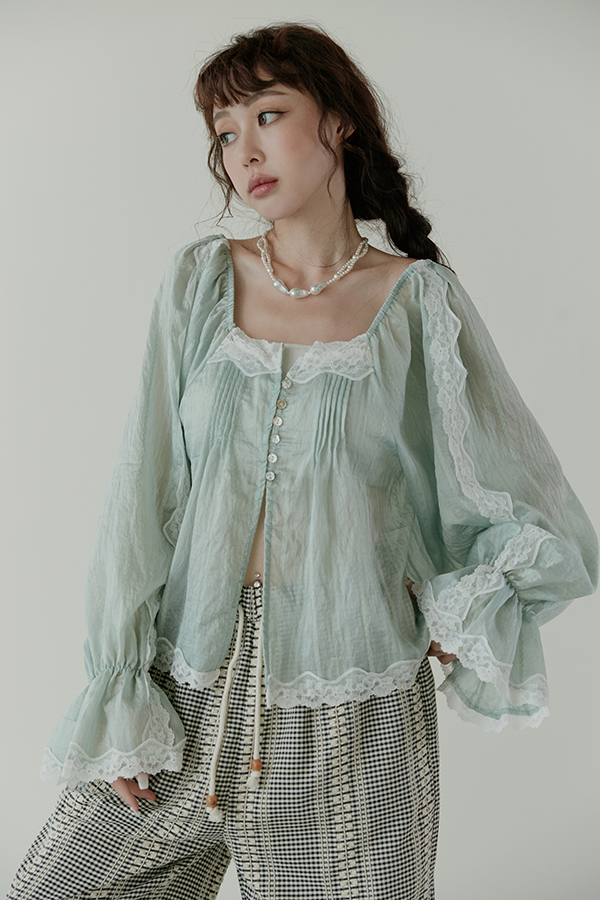 MOSDRESS 緞面蕾絲澎袖上衣 灰綠緞面上身近拍